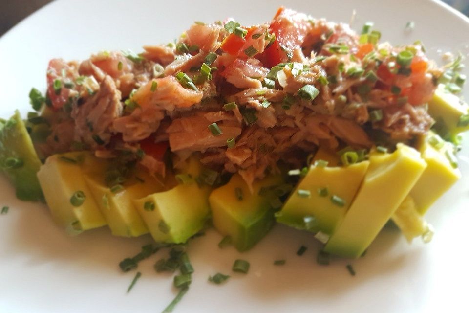 Avocado mit Thunfischsalsa und Artischocken