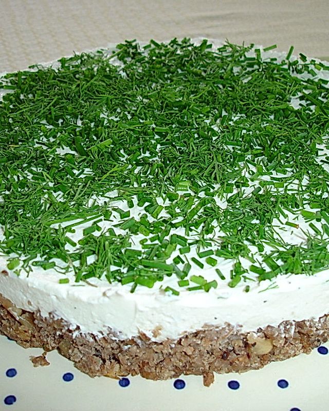 Frischkäse-Torte auf Schwarzbrot-Nuss-Boden