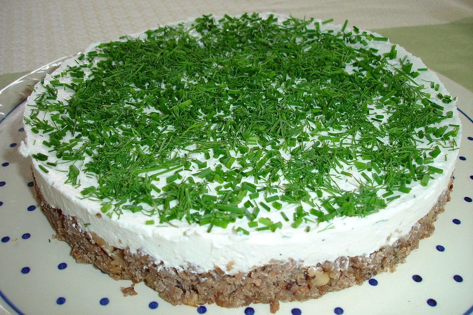 Frischkäse-Torte auf Schwarzbrot-Nuss-Boden