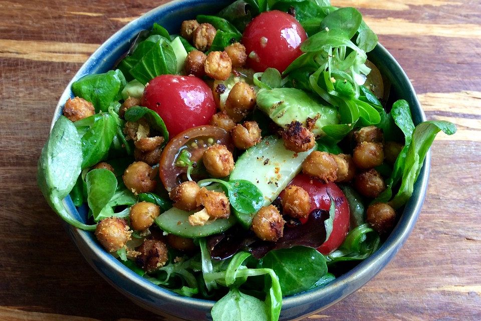 Bunter Sommersalat mit gebackenen Kichererbsen