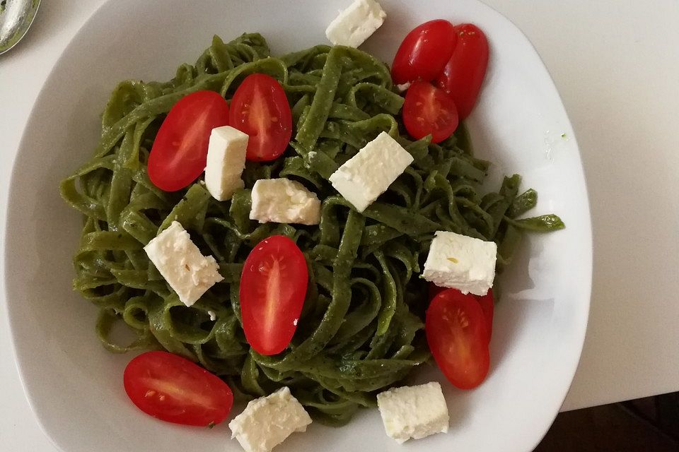 Tagliatelle mit Basilikumpesto, Tomaten und Feta