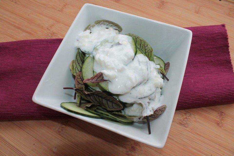 Gurken-Blutampfer-Salat mit Dressing aus isländischem Frischkäse