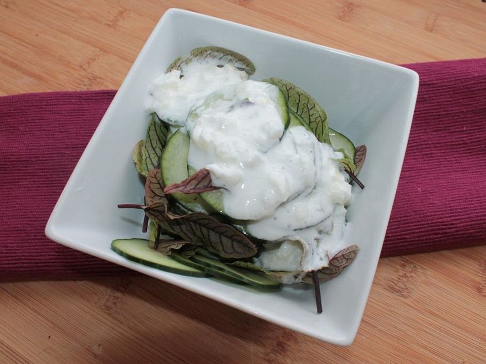 Gurken-Blutampfer-Salat mit Dressing aus isländischem Frischkäse von ...