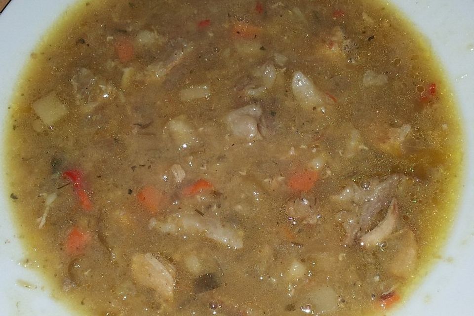 Deutsch-türkische Rindfleischsuppe mit roten Linsen