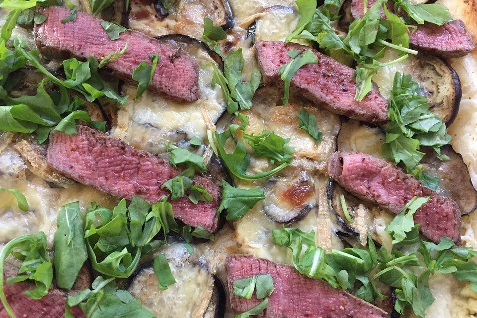 Auberginen- und Steak-Flammkuchen mit Aprikosen-Chili-Creme