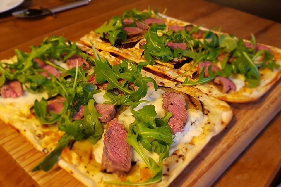 Auberginen- und Steak-Flammkuchen mit Aprikosen-Chili-Creme