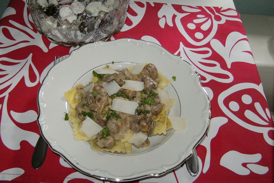 Ravioli mit Steinpilzen und Champignons