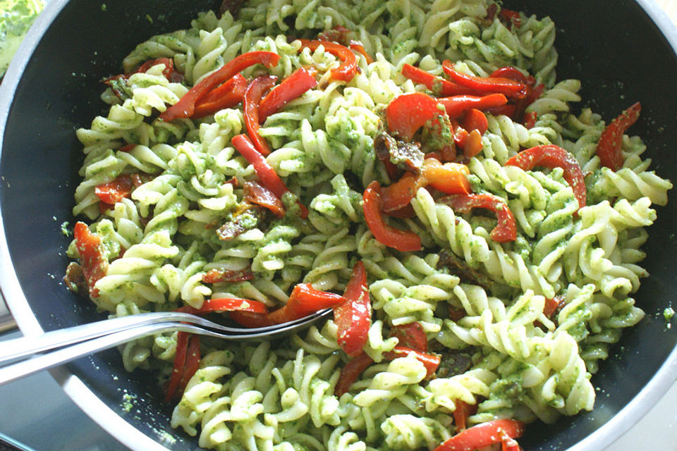 Penne mit Rucolapesto und gebratenen Paprikaschoten