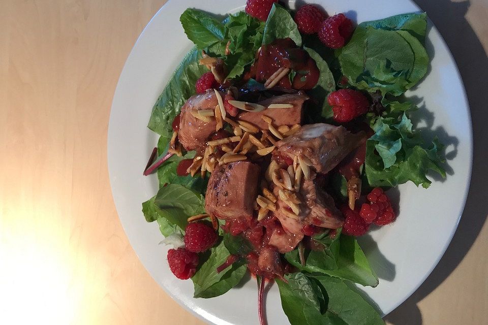 Salat mit Hähnchen, Himbeeren und Mandelkrokant