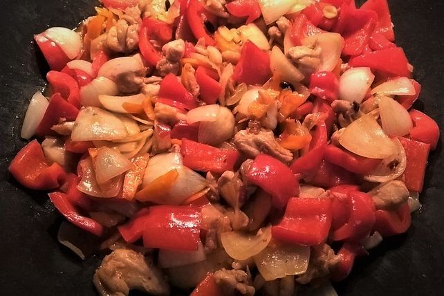 Hähnchen-Würfel mit Erdnüssen und Gemüse von zuiko| Chefkoch