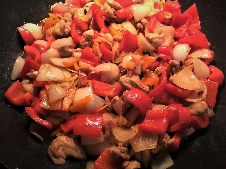 Hähnchen-Würfel mit Erdnüssen und Gemüse von zuiko| Chefkoch