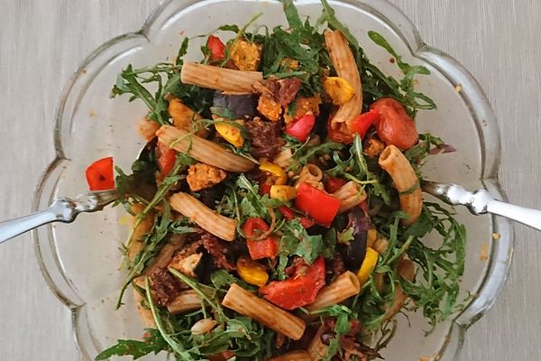 Veganer, warmer Nudelsalat mediterraner Art von vegan_lady | Chefkoch