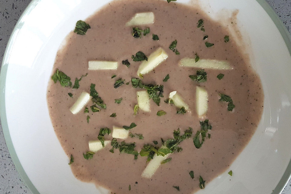 Kalte Joghurtsuppe mit Avocado, Gurke und Minze