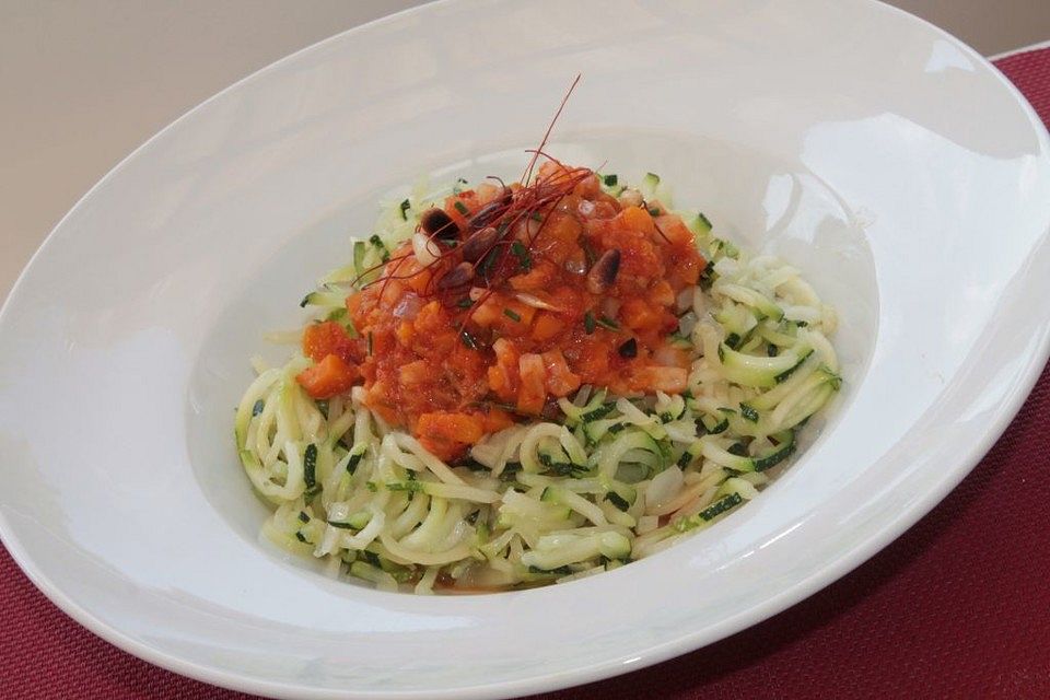 Vegane Ajvar-Bolognese mit Zucchinispaghetti