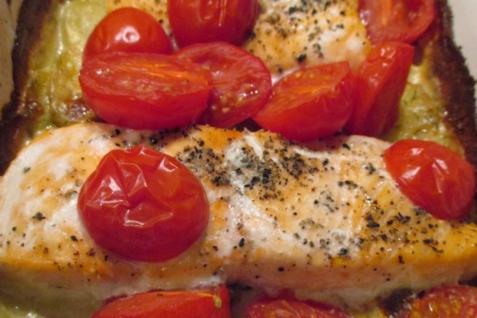 Schnelles Kartoffel-Lachs-Gratin mit Dillsahne-Sauce