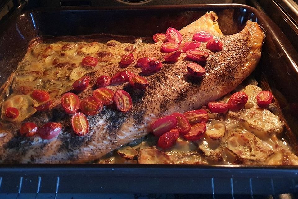 Schnelles Kartoffel-Lachs-Gratin mit Dillsahne-Sauce