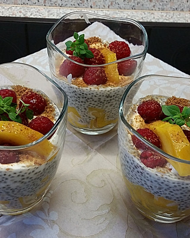 Chia-Mango-Beeren-Dessert mit Joghurt