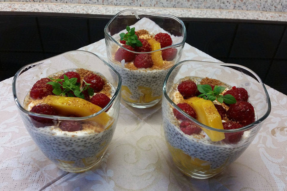 Chia-Mango-Beeren-Dessert mit Joghurt