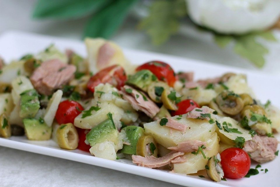 Kartoffelsalat mit Avocado und Thunfisch