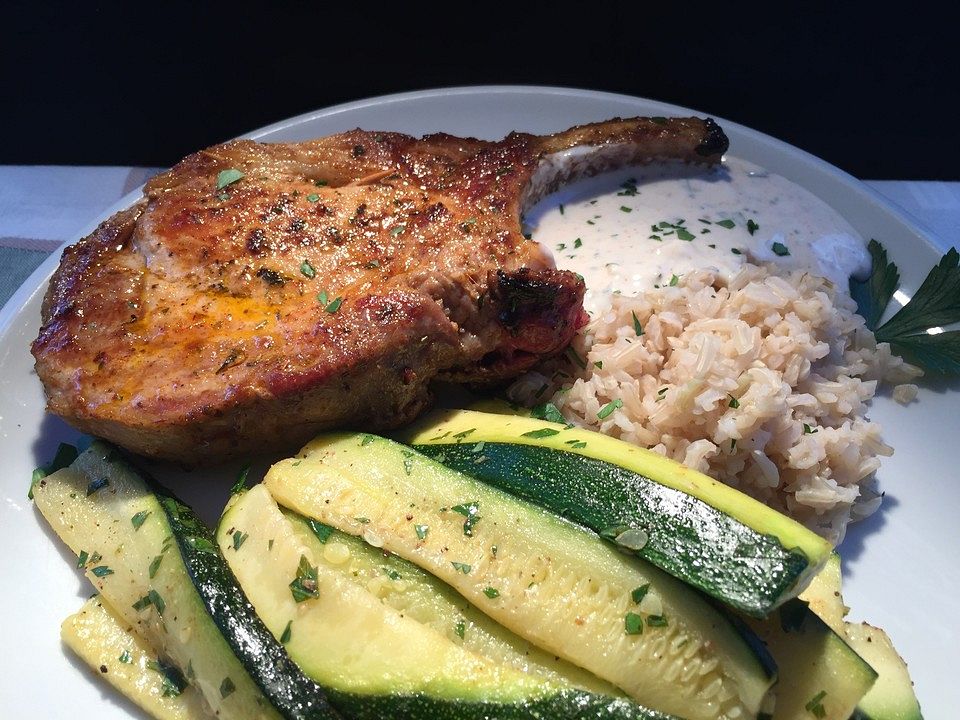 Gyros-Koteletts mit gebratener Zucchini, Reis und Joghurt-Dip von SessM ...