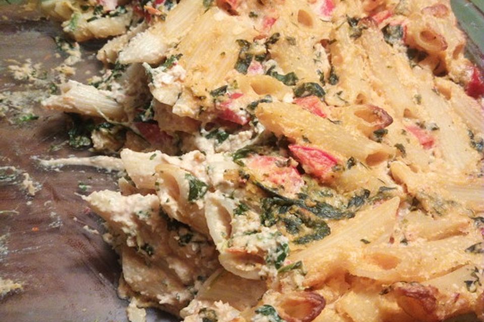 Überbackene Penne mit scharfer Cashewsauce