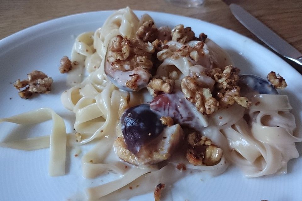 Pasta mit karamellisierten Walnüssen und Honig-Feigen an Ziegenkäsesauce