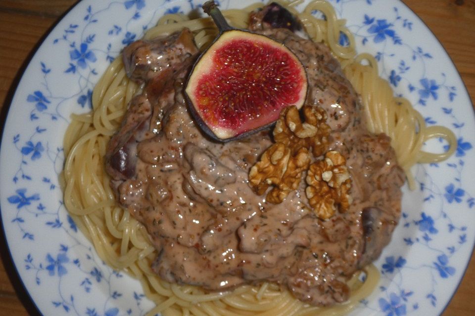 Pasta mit karamellisierten Walnüssen und Honig-Feigen an Ziegenkäsesauce