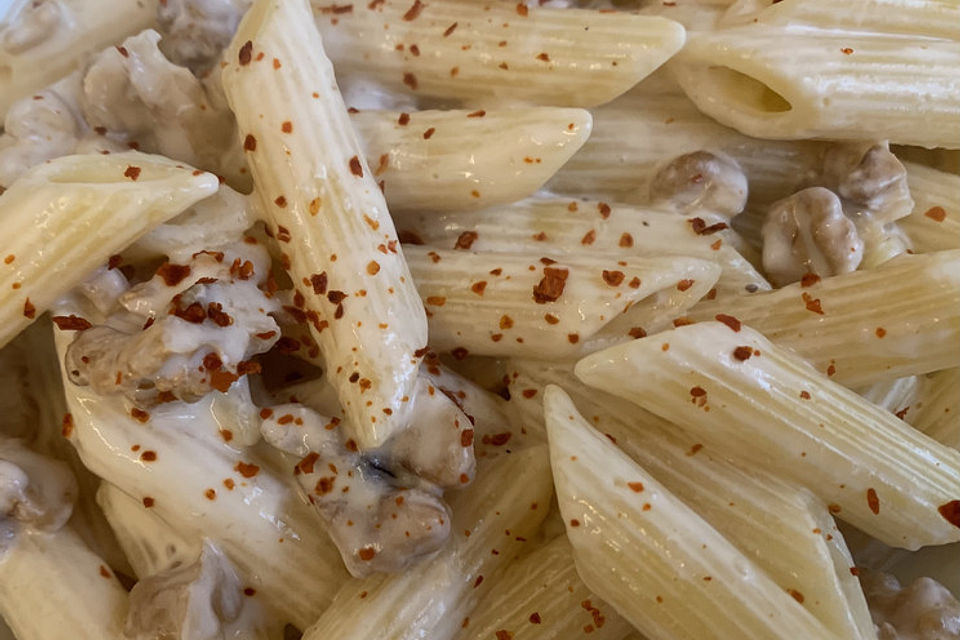 Pasta mit karamellisierten Walnüssen und Honig-Feigen an Ziegenkäsesauce