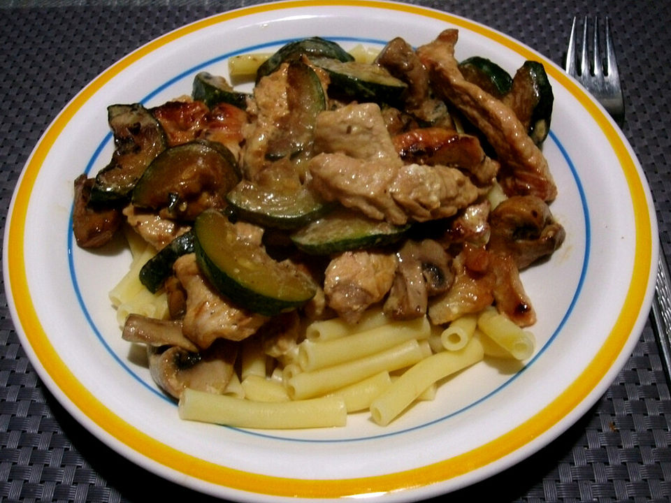 Pasta mit Zucchini-Champignon-Sauce und Pute von alexzs| Chefkoch