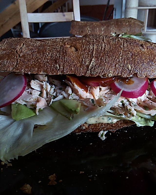 Sommerliches Pulled Lachs-Sandwich