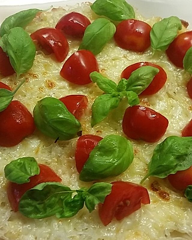 Low-carb Kelpspaghetti-Pizza mit Tomate und Mozzarella