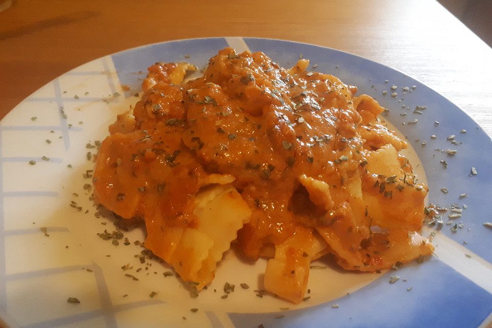 Pasta al sugo di "Pollodori" e formaggini.