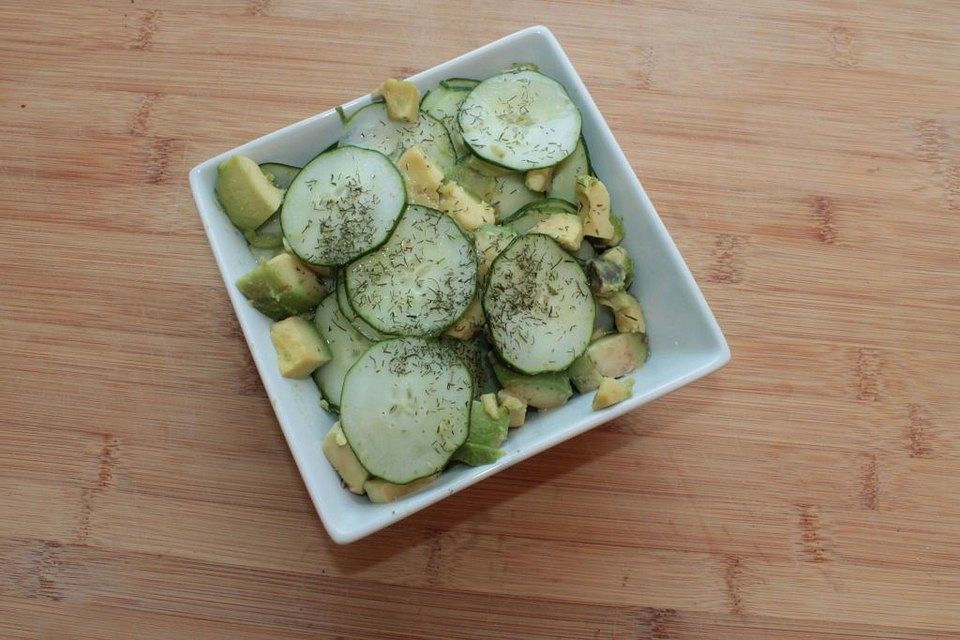 Avocado-Gurken-Salat mit Limetten-Vinaigrette