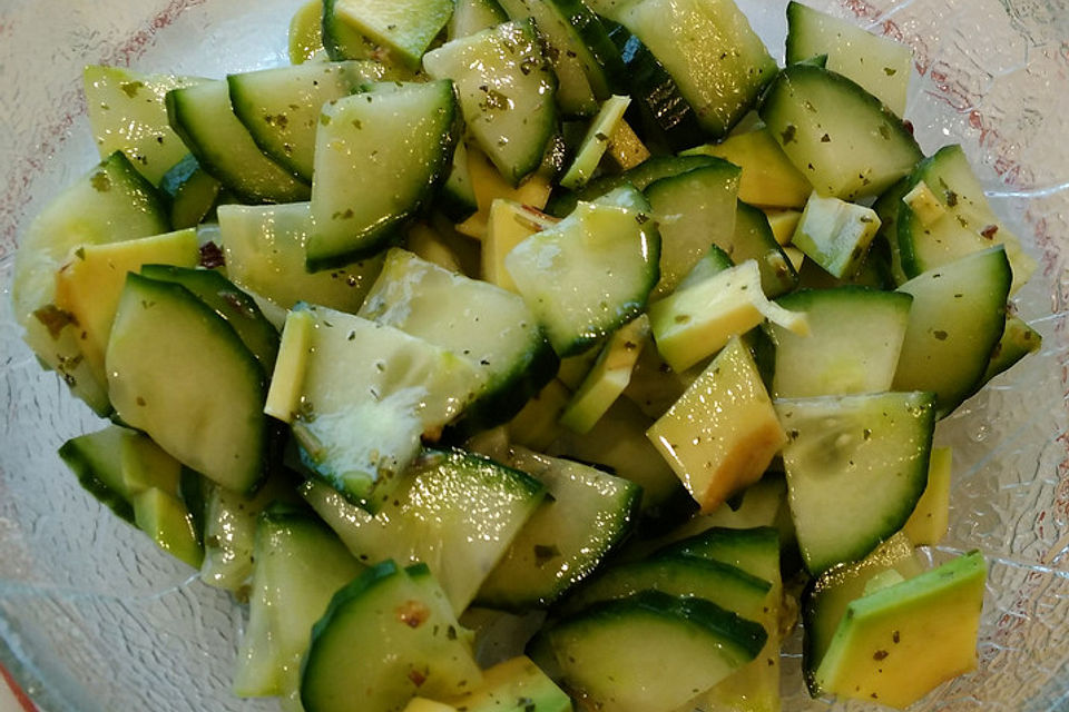 Avocado-Gurken-Salat mit Limetten-Vinaigrette