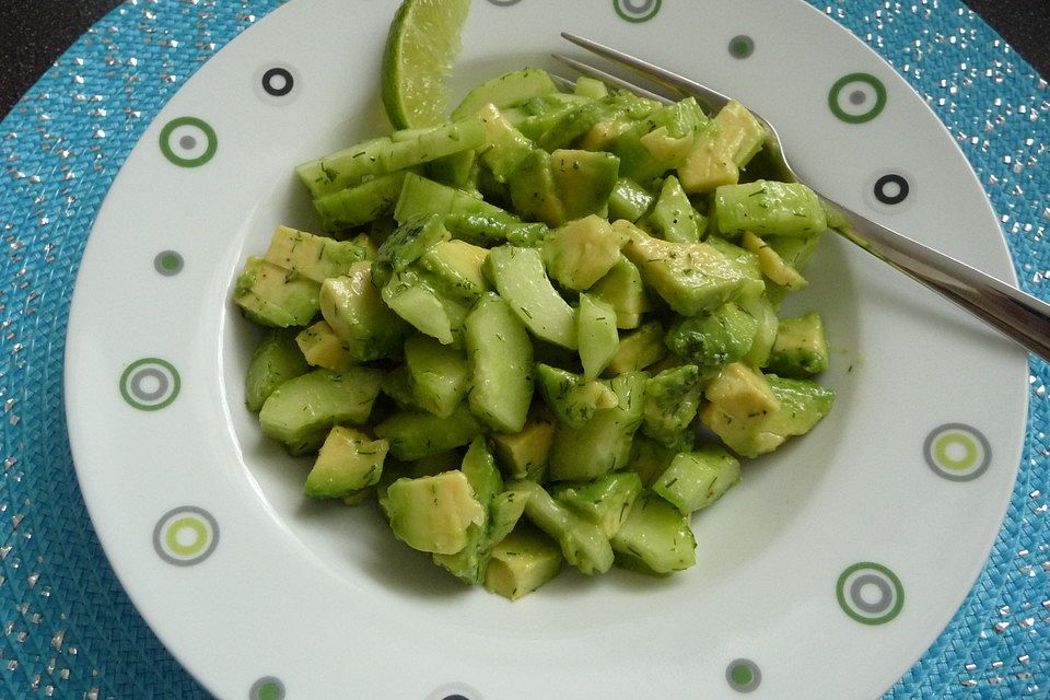 Avocado-Gurken-Salat mit Limetten-Vinaigrette