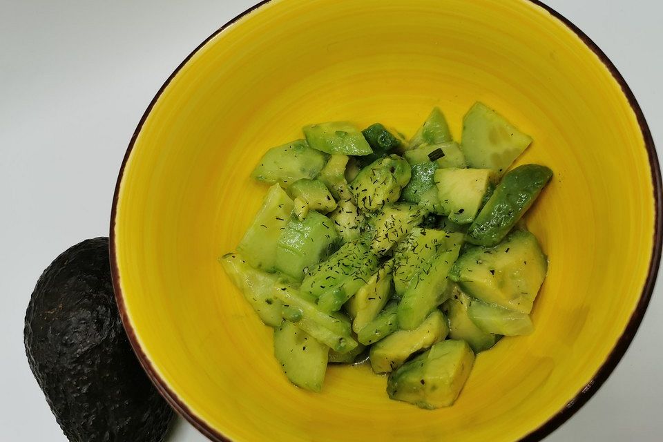 Avocado-Gurken-Salat mit Limetten-Vinaigrette