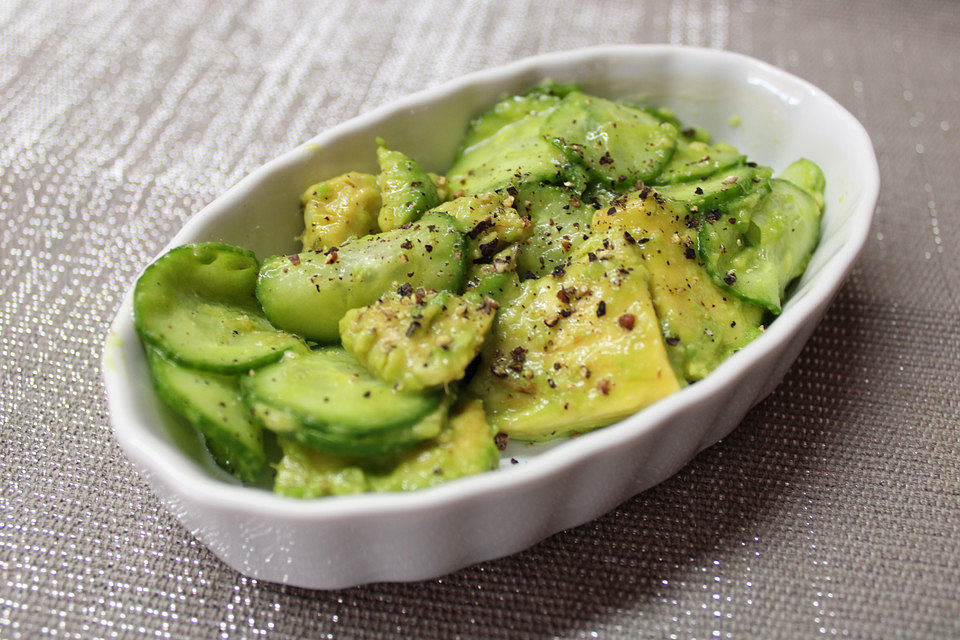 Avocado-Gurken-Salat mit Limetten-Vinaigrette