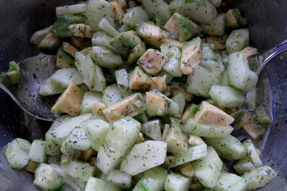 Avocado-Gurken-Salat mit Limetten-Vinaigrette