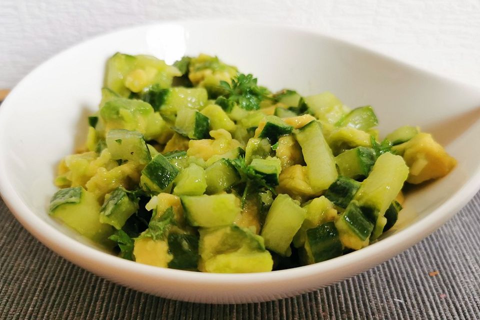 Avocado-Gurken-Salat mit Limetten-Vinaigrette