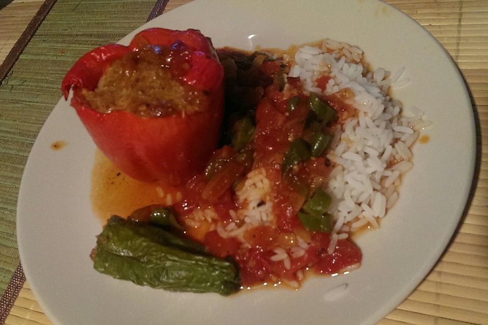 Gefüllte Paprika mit scharfer Sauce