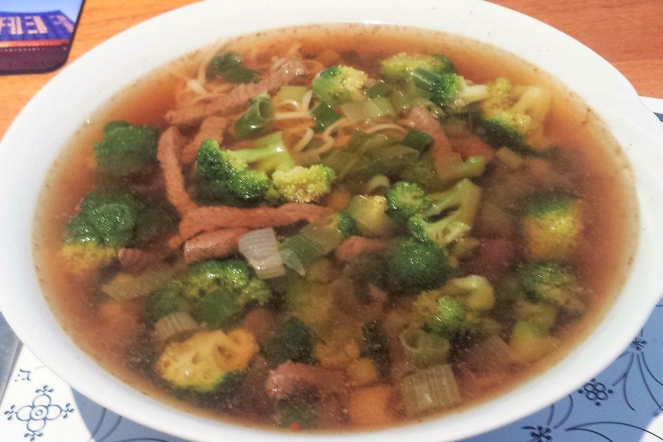 Chinesische Rindfleischsuppe mit Nudeln