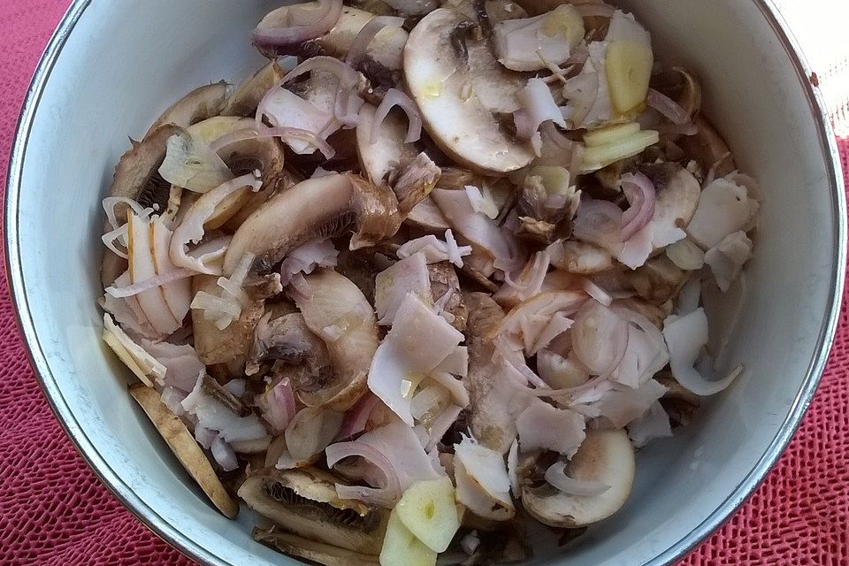 Salat aus rohen Champignons mit Putenbrustscheiben