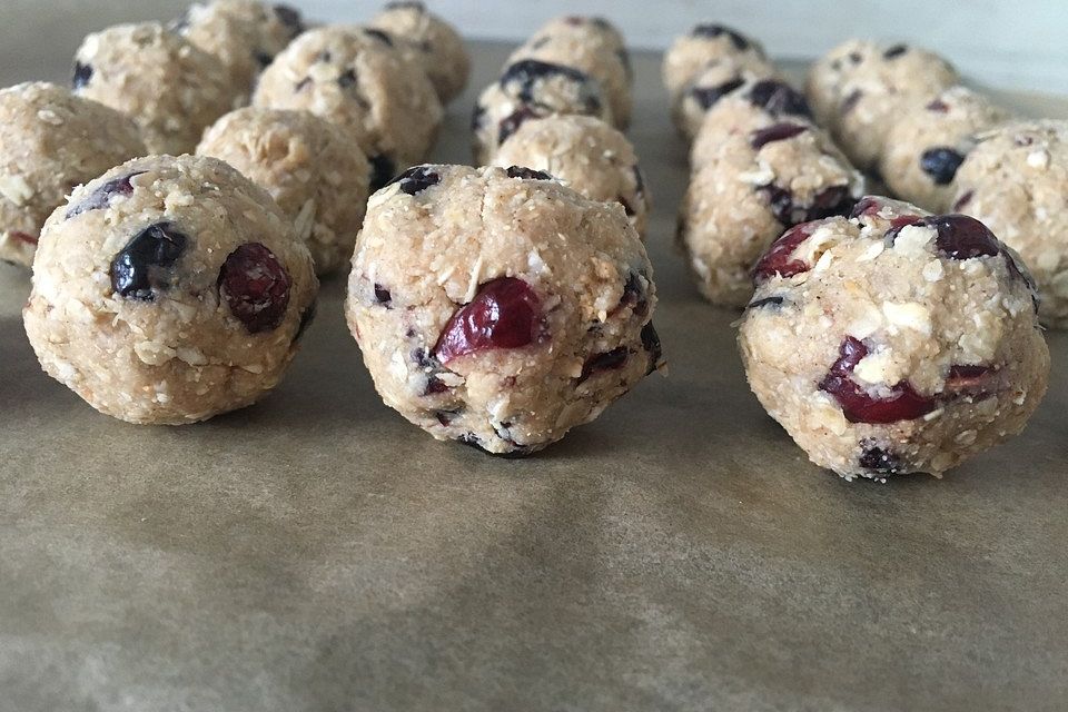 Energy-Balls mit Cranberries und Cashews