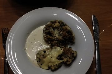 Basilikumknödel mit Mozzarellakern und Parmesansoße