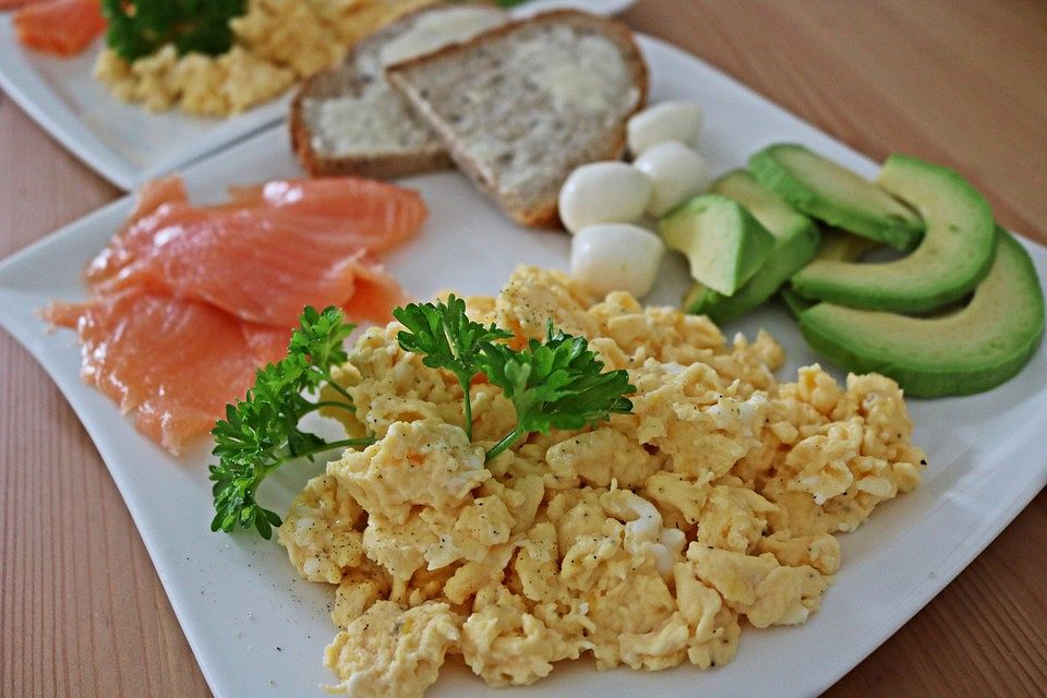 Rührei mit Räucherlachs und Avocado