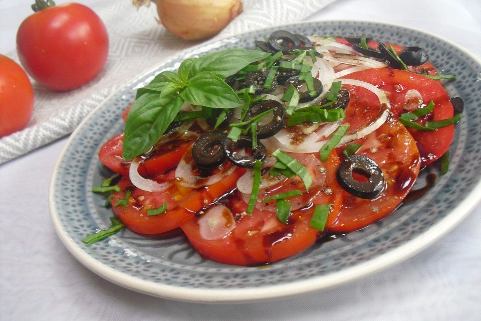 Aromatischer Tomatensalat