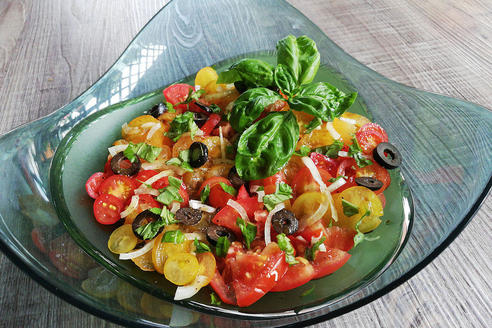 Aromatischer Tomatensalat