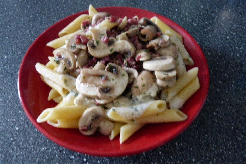 Bandnudeln mit Käse-Kräuter-Soße mit Champignon-Topping