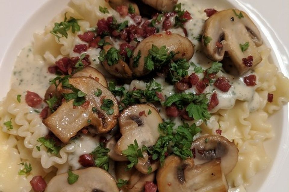 Bandnudeln mit Käse-Kräuter-Soße mit Champignon-Topping