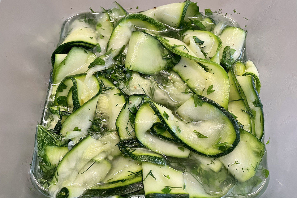 Schnelle marinierte Zucchini